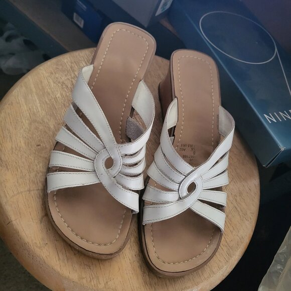 Women's White Leather Sandal Size 8 Wedge Slide Open Toe - Picture 3 of 3